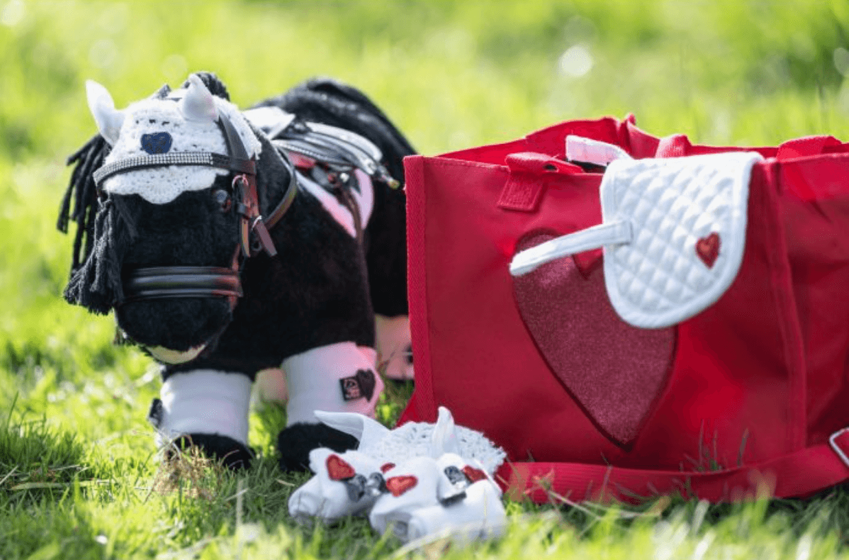 Cuddle Pony Tävlingsset till Hobby Horse leksakshäst säljs av Fåglasång