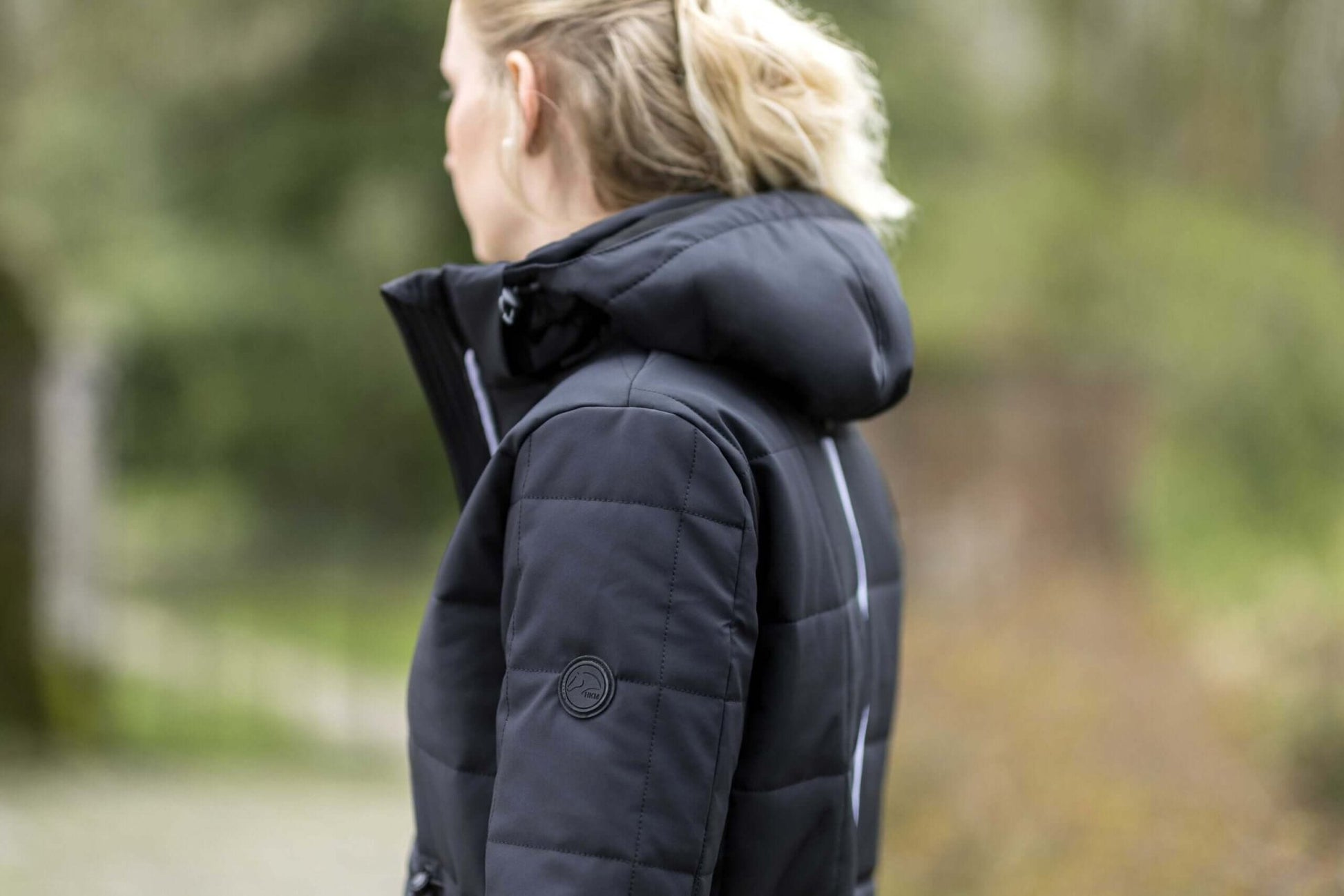 Värme Ridjacka lång model med powerbank från HKM säljs av Fåglasång