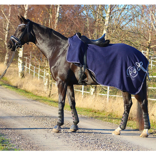 Skrittäcke Fleece Winner - Med tjock härlig fleece säljs av Fåglasång