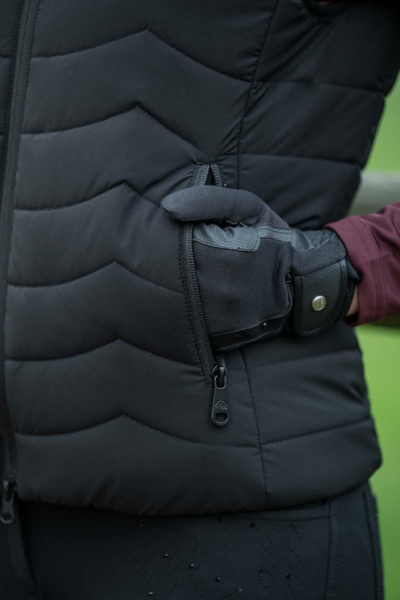 Värmeväst HKM håller dig varm | Fåglasång Hästsport på nätet säljs av Fåglasång