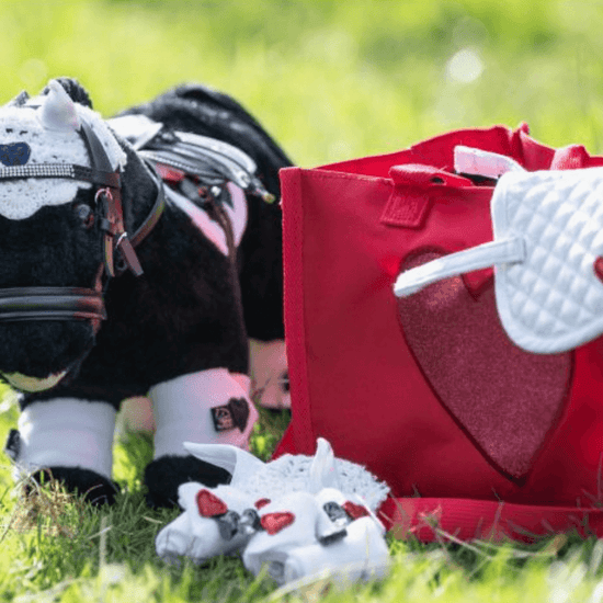 Cuddle Pony Tävlingsset till Hobby Horse leksakshäst säljs av Fåglasång 