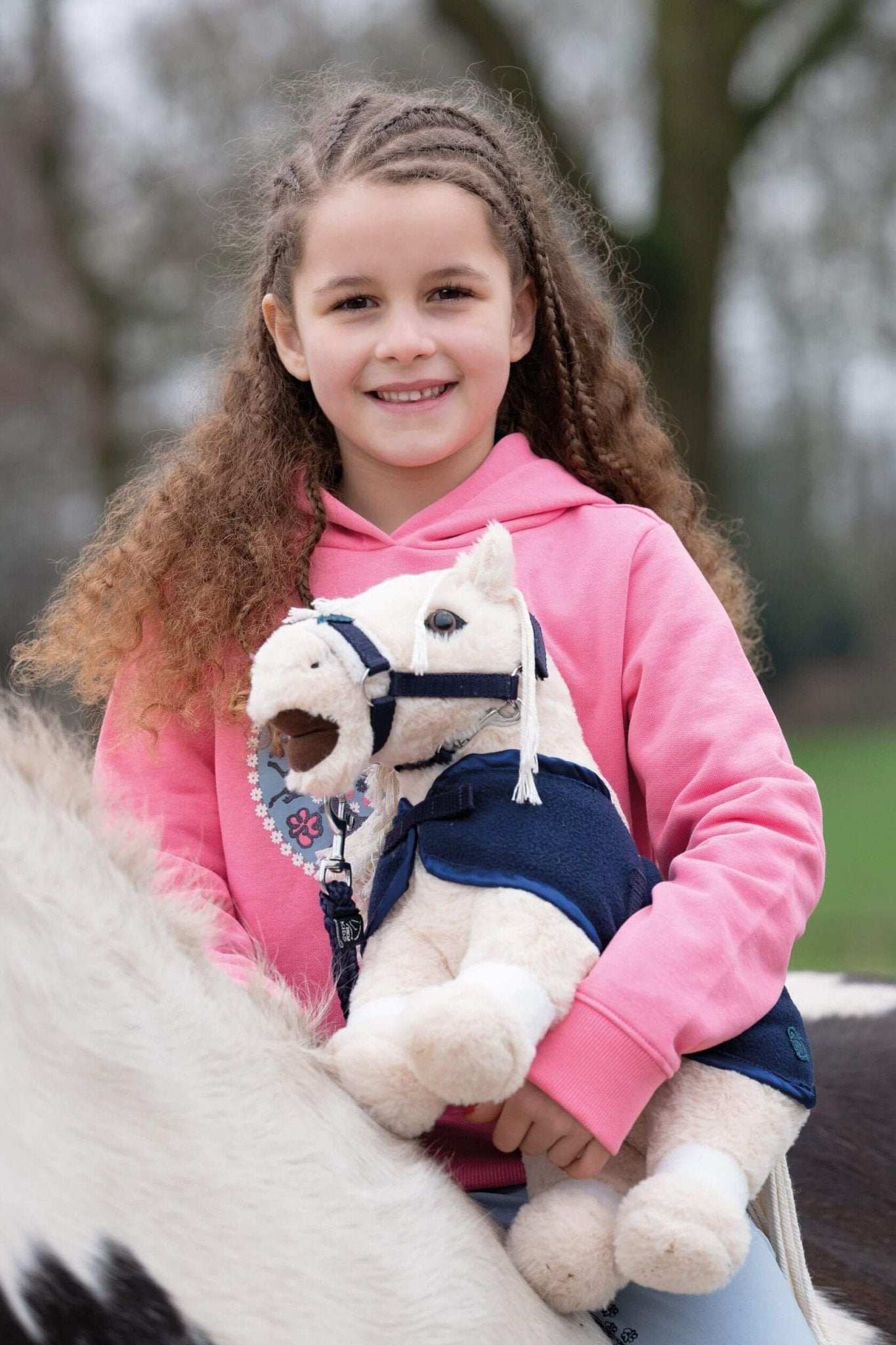 Cuddle Pony från HKM - Mjuk leksakshäst med flätbar man & tillbehör säljs av Fåglasång 