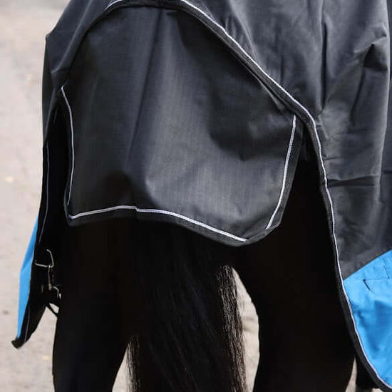 Regntäcke avtagbar hals fleecefodrat Hurricane Black/Cobolt säljs av Fåglasång 