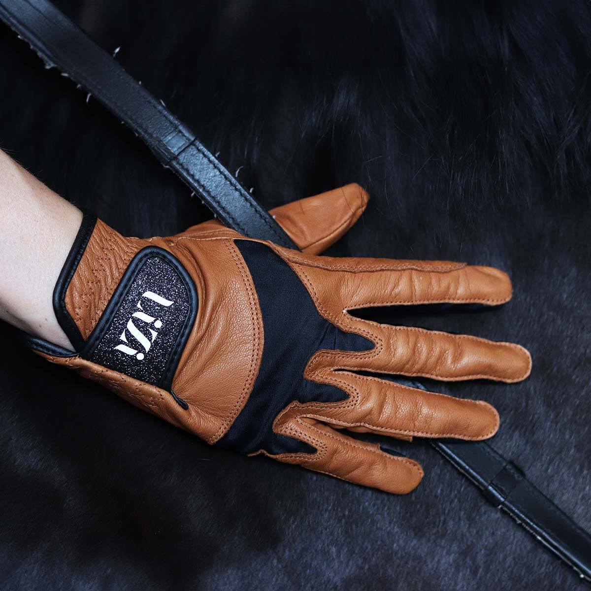 Ridhandske Skinn LiZi - Outstanding, Finns även i svart   säljs av Fåglasång 