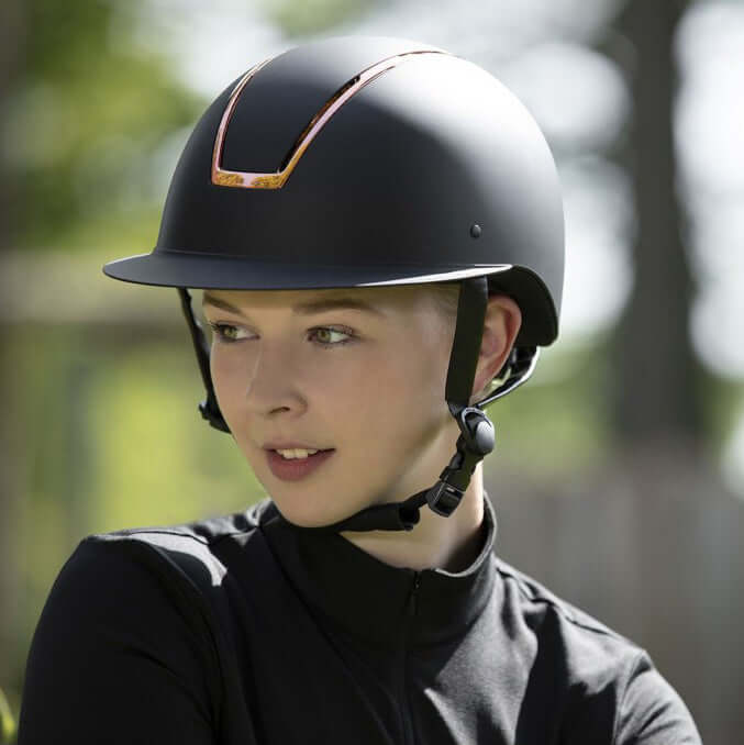 Ridhjälm Lady Shield med bred skärm | CE-Märkt & Säker | Köp Online" säljs av Fåglasång 