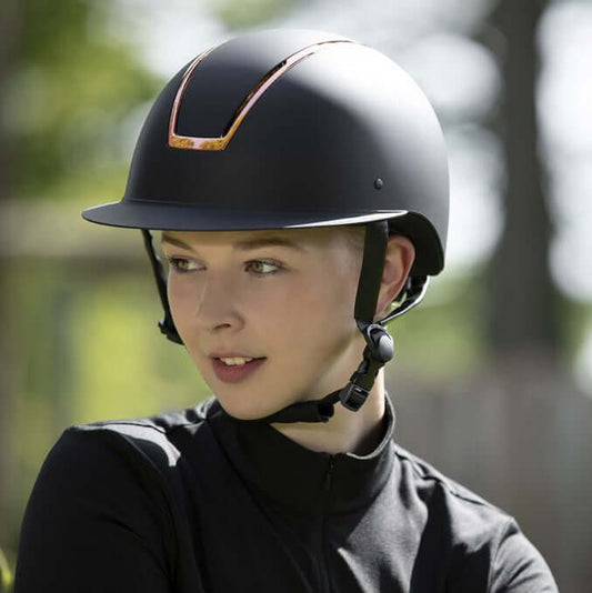Ridhjälm Lady Shield med bred skärm | CE-Märkt & Säker | Köp Online" säljs av Fåglasång 