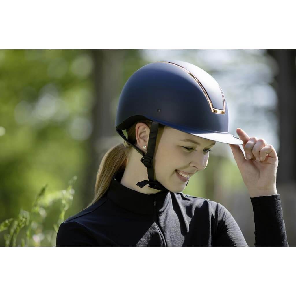 Ridhjälm Lady Shield med bred skärm | CE-Märkt & Säker | Köp Online" säljs av Fåglasång 