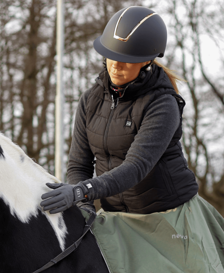 Ridhjälm Lady Shield med bred skärm | CE-Märkt & Säker | Köp Online" säljs av Fåglasång 