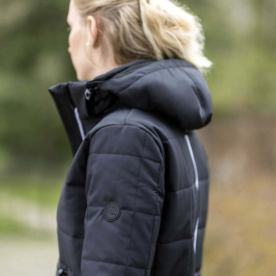 Värme Ridjacka lång model med powerbank från HKM säljs av Fåglasång 