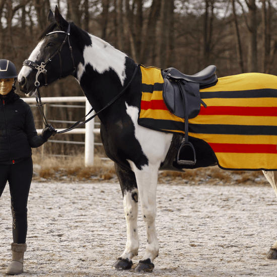 Skrittäcke golden stripe i härlig fleece säljs av Fåglasång 