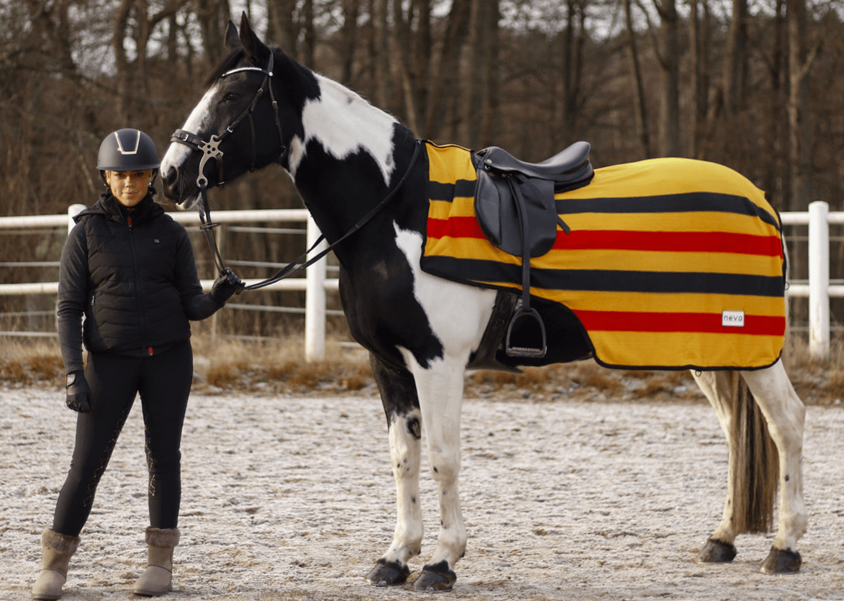 Skrittäcke golden stripe i härlig fleece säljs av Fåglasång 