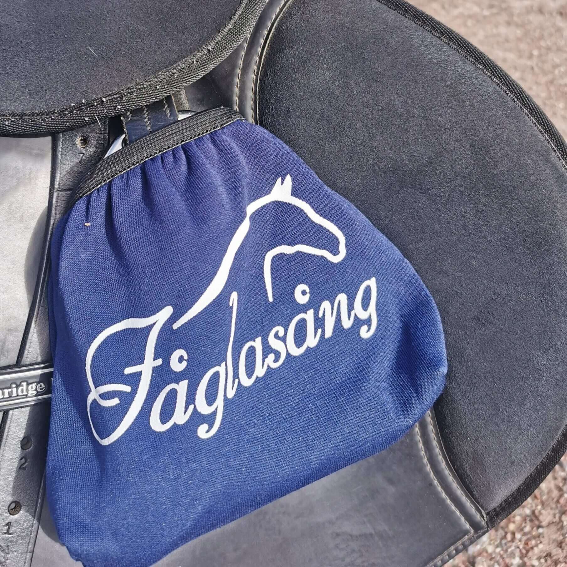 Stigbygelpåse Fåglasång - Skydda din sadel. säljs av Fåglasång 