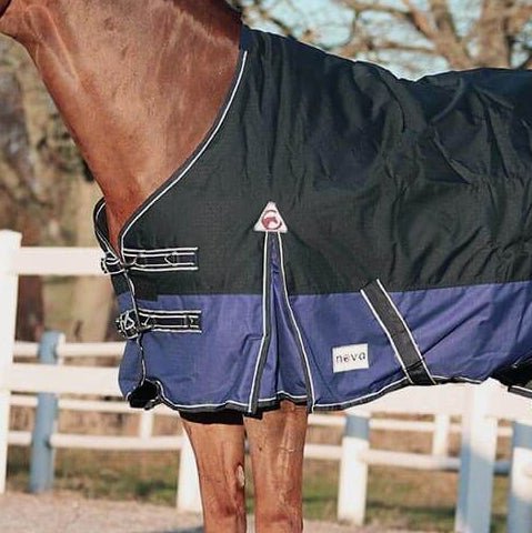 Prisvärt Vintertäcke Stormy 200g Navy/Royal Blue säljs av Fåglasång 